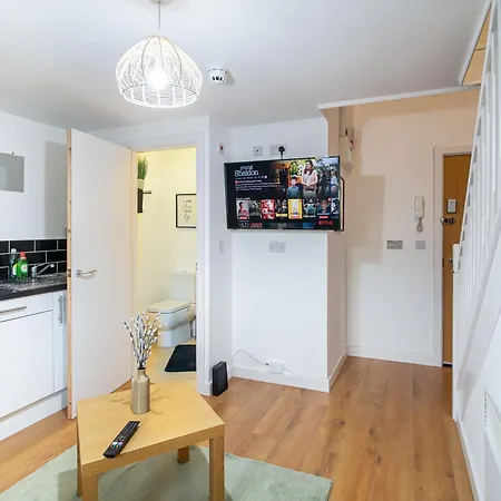 1 Bedroom Kirkstall Centre Ideal For Corporate Guests, Free Parking Апартаменты Лидс