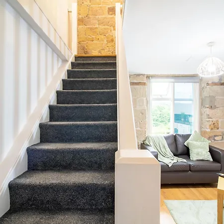 Апартаменты 1 Bedroom Kirkstall Centre Ideal For Corporate Guests, Free Parking *