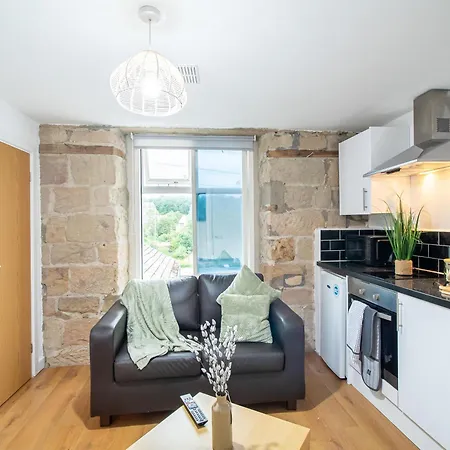 1 Bedroom Kirkstall Centre Ideal For Corporate Guests, Free Parking Апартаменты Лидс