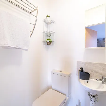 1 Bedroom Kirkstall Centre Ideal For Corporate Guests, Free Parking