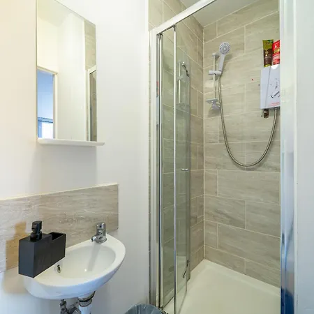 1 Bedroom Kirkstall Centre Ideal For Corporate Guests, Free Parking Апартаменты *