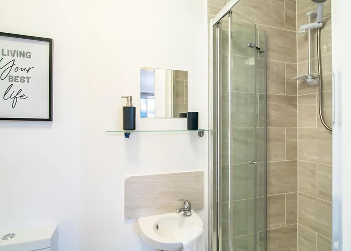 Apartment 1 Bedroom Kirkstall Centre Ideal For Corporate Guests, Free Parking Leeds (West Yorkshire)