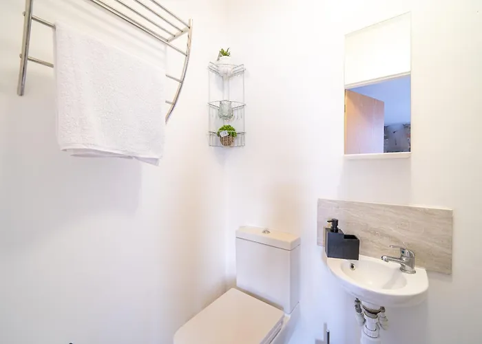 1 Bedroom Kirkstall Centre Ideal For Corporate Guests, Free Parking