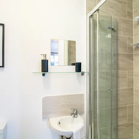 Apartment 1 Bedroom Kirkstall Centre Ideal For Corporate Guests, Free Parking Leeds (West Yorkshire)